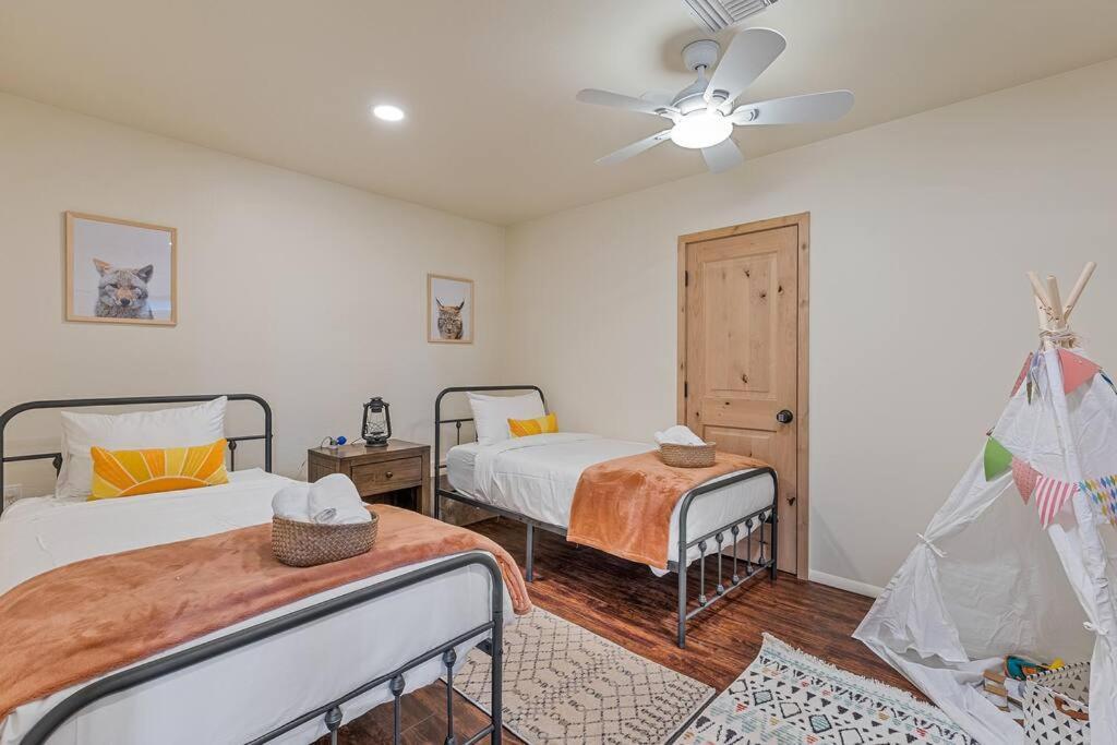 Close To Fresh Creek! Sleeps 12 ~ Amazing Views W/Serene Open Space ~ Hot Tub + Game Room ~ Trails Outside Σεντόνα Εξωτερικό φωτογραφία