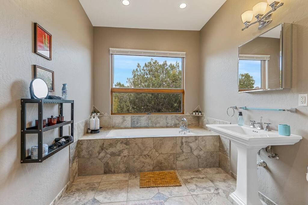 Close To Fresh Creek! Sleeps 12 ~ Amazing Views W/Serene Open Space ~ Hot Tub + Game Room ~ Trails Outside Σεντόνα Εξωτερικό φωτογραφία