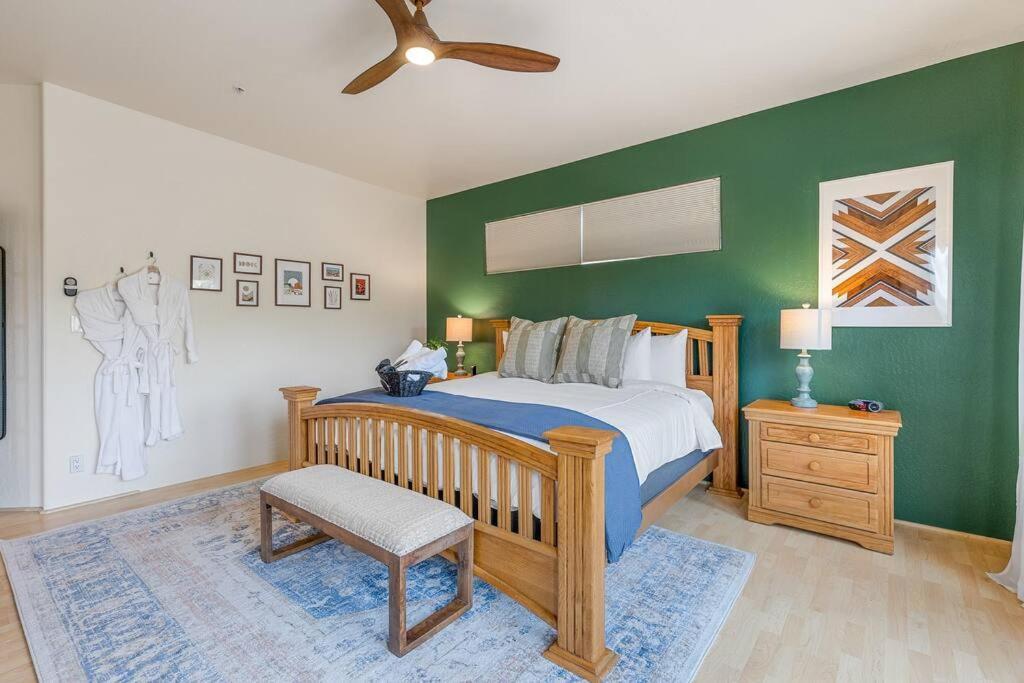 Close To Fresh Creek! Sleeps 12 ~ Amazing Views W/Serene Open Space ~ Hot Tub + Game Room ~ Trails Outside Σεντόνα Εξωτερικό φωτογραφία