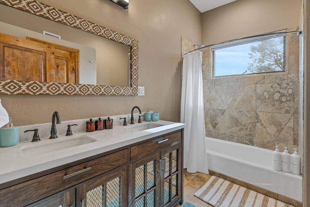 Close To Fresh Creek! Sleeps 12 ~ Amazing Views W/Serene Open Space ~ Hot Tub + Game Room ~ Trails Outside Σεντόνα Εξωτερικό φωτογραφία