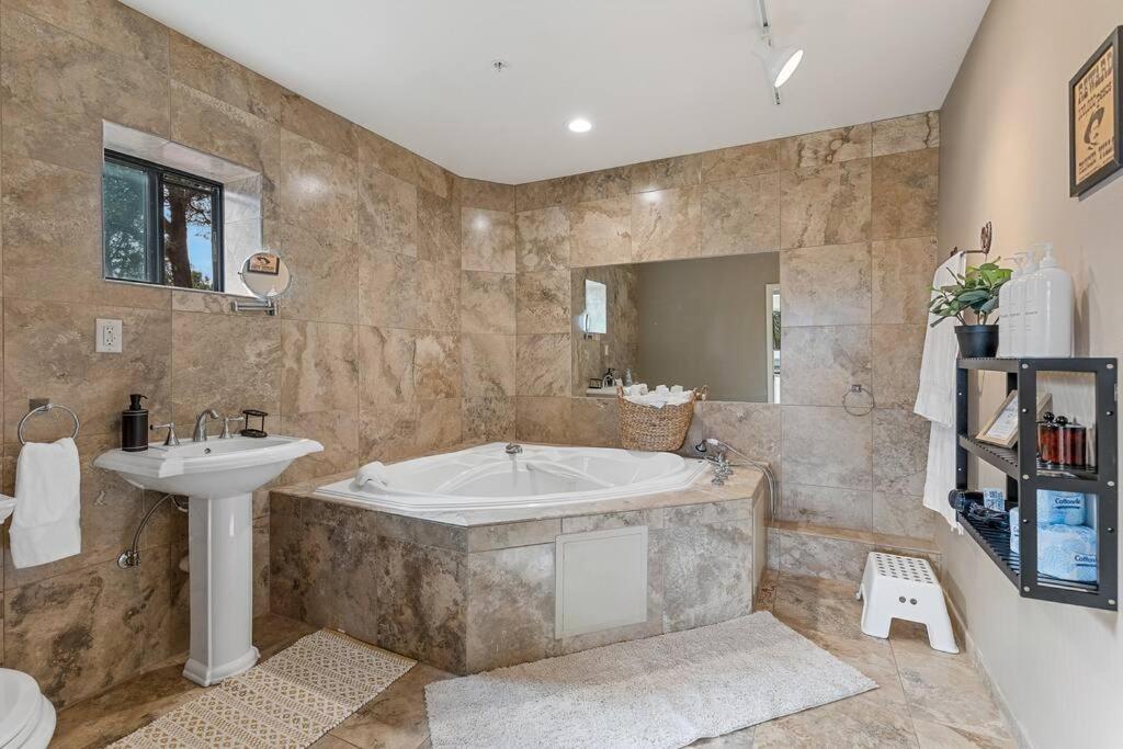 Close To Fresh Creek! Sleeps 12 ~ Amazing Views W/Serene Open Space ~ Hot Tub + Game Room ~ Trails Outside Σεντόνα Εξωτερικό φωτογραφία
