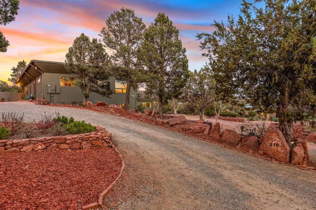 Close To Fresh Creek! Sleeps 12 ~ Amazing Views W/Serene Open Space ~ Hot Tub + Game Room ~ Trails Outside Σεντόνα Εξωτερικό φωτογραφία