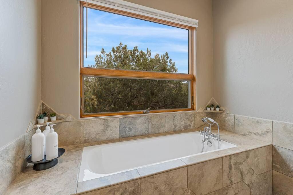 Close To Fresh Creek! Sleeps 12 ~ Amazing Views W/Serene Open Space ~ Hot Tub + Game Room ~ Trails Outside Σεντόνα Εξωτερικό φωτογραφία