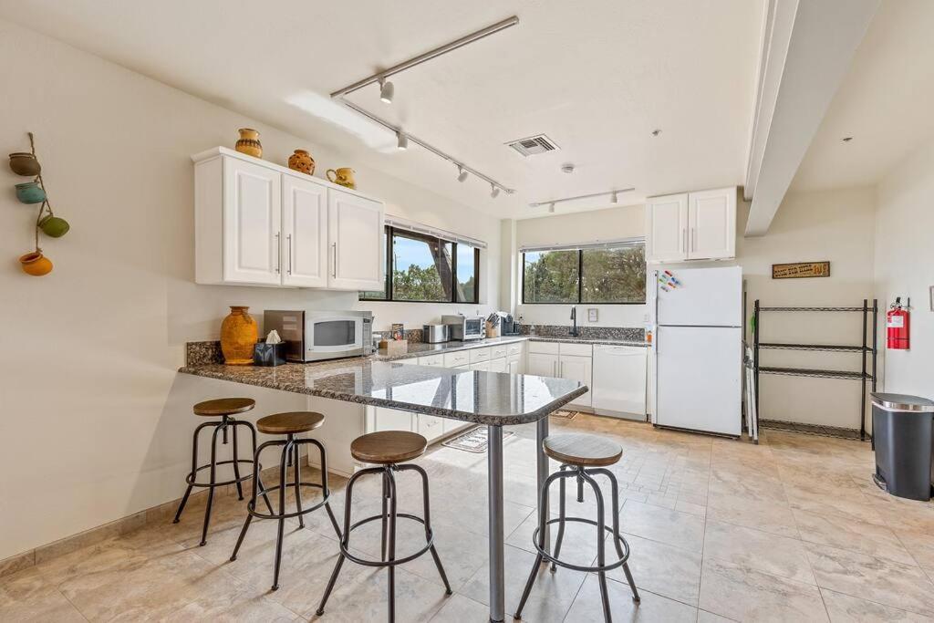 Close To Fresh Creek! Sleeps 12 ~ Amazing Views W/Serene Open Space ~ Hot Tub + Game Room ~ Trails Outside Σεντόνα Εξωτερικό φωτογραφία
